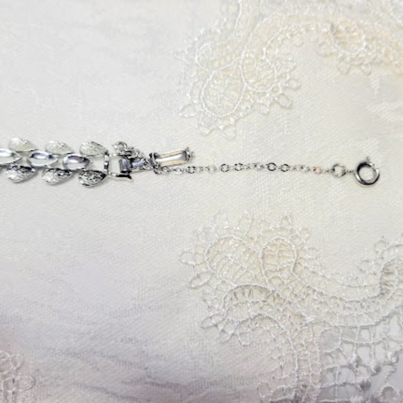 VINTAGE SILVER PLATED THREE TEARDROP SHAPED BRACELET 7.5" WITH SAFETY CHAIN - Picture 4 of 6